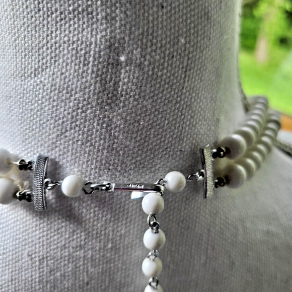 VINTAGE WHITE PLASTIC BEADED DOUBLE STRAND NECKLACE in Summer Chic Throwback - Picture 2 of 2